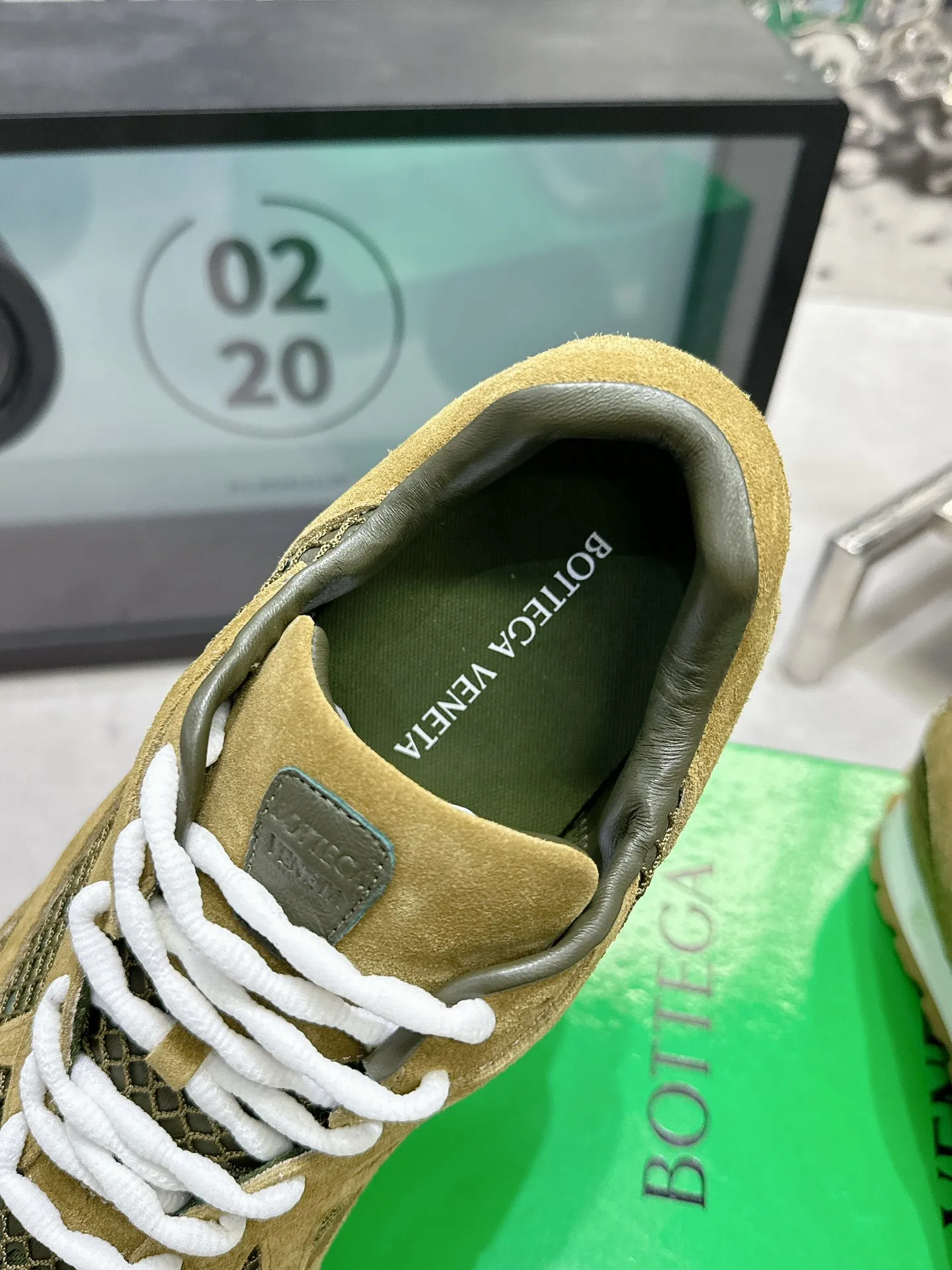 👟👟Ex-factory price 560👟👟 Men ➕20 💰𝐁𝐨𝐭𝐭𝐞𝐠𝐚 𝐕𝐞𝐧𝐞𝐭𝐚 Bodie Home Couple Style 👫BV Sports Shoes Wang Yibo Same Style Casual shoes for couples and dad shoes! Runner sneakers! Original purchase and development! Made of original lightweight technical mesh fabric, the same as the original version! The process is complicated! Paired with a geometric pattern designed rubber outsole, the higher version of the Wang Zha series is actually much taller, but the legs still look slim. Very nice. Durable and durable to play with, standard and version-matching shoe-packing technology. Look for high-end versions. The original outsole is exclusively molded, and the color-blocked TPU outsole is used. The material and weight are the same as the original! Size: Women’s size 35-41 (40 and 41 customized, non-refundable) Men’s size 39-45 (45 customized, non-refundable)